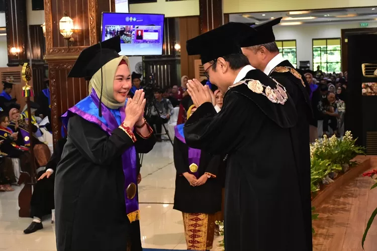 Prof. Ira Kusumawaty Raih Gelar Magister Psikologi