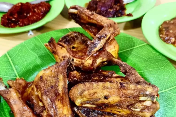 Pilihan tempat makan ayam goreng terenak di Semarang untuk buka puasa. (Instagram kulinermryu_)
