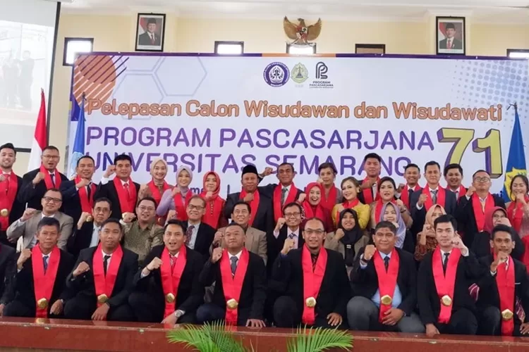 Wisudawan Magister Hukum Universitas Semarang (USM) beserta para dosen, kaprodi dan Direktur Pascasarjana foto bersama.