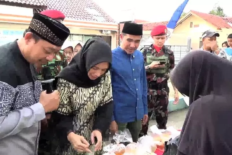 Wakil bupati Kendal Benny Karnadi memborong jajanan di Pasar Takjil Masjid Mujahidin Kota Kendal.  (edi prayitno/kontibutor Kendal)