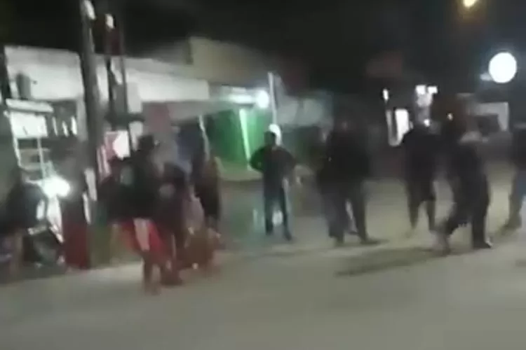 Potongan video warga Patebon mengamankan tiga pemuda yang mabuk membawa sajam terjatuh usai menabrak warung.  (Dokumen)