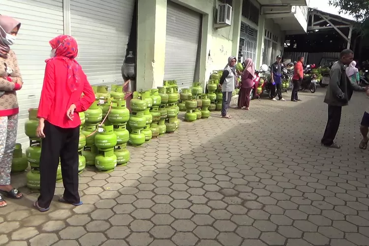 Warga antre mendapatkan gas elpiji 3 kilogram disebuah pangkalan di Kota Kendal.  (edi prayitno/kontributor Kendal)