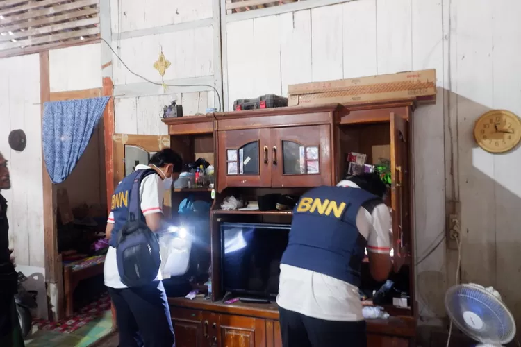 Penggeledahan di rumah tersangka di Desa Gemuhblanten oleh BNN Kendal.  (dokumen)