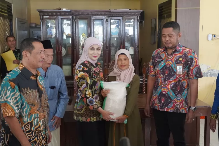 Bupati Kendal Dyah Kartika Permanasari memberikan bantuan beras kepada warga terdampak banjir.  (edi prayitno/kontributor kendal)