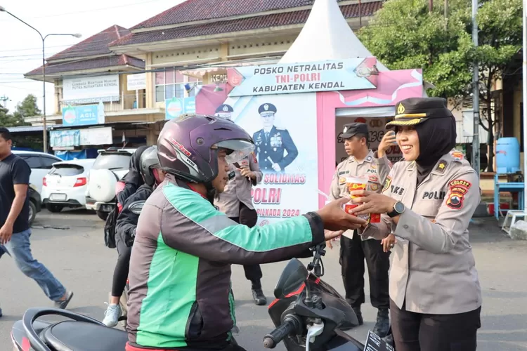 Jajaran polres Kendal saat membagikan menu berbuka puasa di sekitar Alun-Alun Kendal.  (edi prayitno/kontributor kendal)