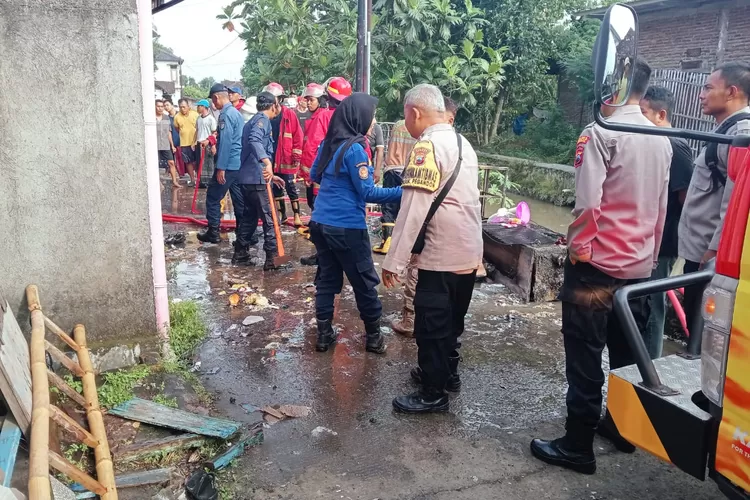 Petugas Damkar dan Polsek Pegandon melakukan pemadaman di lokasi kebakaran di Desa Pegandon Rabu 5 maret 2025.  (edi prayitno/kontributor Kendal)