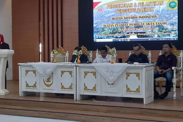 Pengukuhan dan pelantikan PD INI dan IPPAT Kabupaten Kendal, di Ruang Abdi Praja Setda Kendal, Rabu 5 Maret 2025.  (edi prayitno/kontributor kendal)