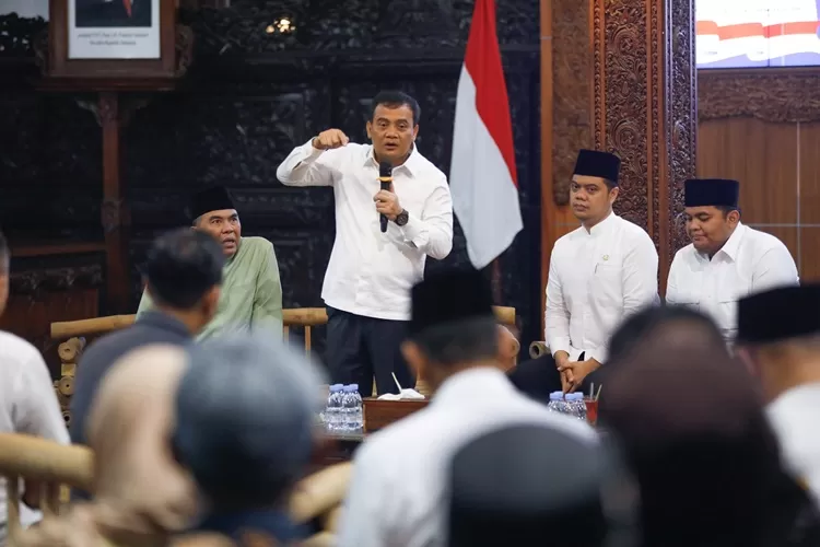 Gubernur Jateng Ahmad Luthfi saat hadir dalam acara Rembug Selapanan di Pendapa Pemkab Jepara. Luthfi menyatakan efisiensi anggaran Pemrov Jateng dialihkan untuk kesejahteraan rakyat.  (Humas Jateng)
