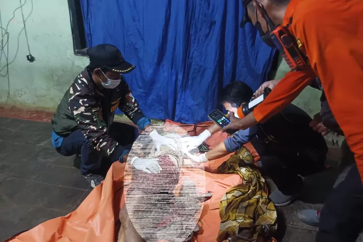 Petugas memeriksa jenasah Sumar yang ditemukan tidak bernyawa di kebun jagung desa Purwogondo Boja.  (dokumen)