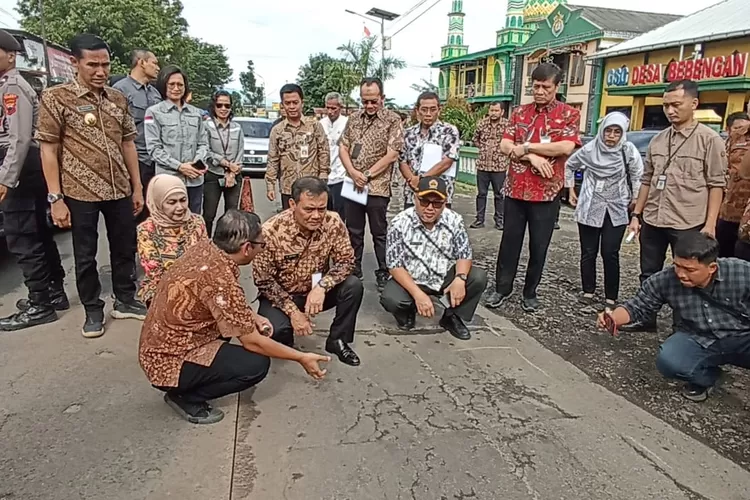 Gubernur Jawa Tengah didampingi bupati dan wakil bupati Kendal melihat perbaikan jalan propinsi di Desa Bebengan Kecamatan Boja Jumat 7 maret 2025.  (edi prayitno/kontributor Kenda)