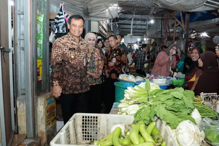 Gubernur Jateng Ahmad Luthfi saat menyambangi Pasar Boja Kendal. Luthfi mendorong revitalisasi Pasar Boja.  (Humas Jateng)