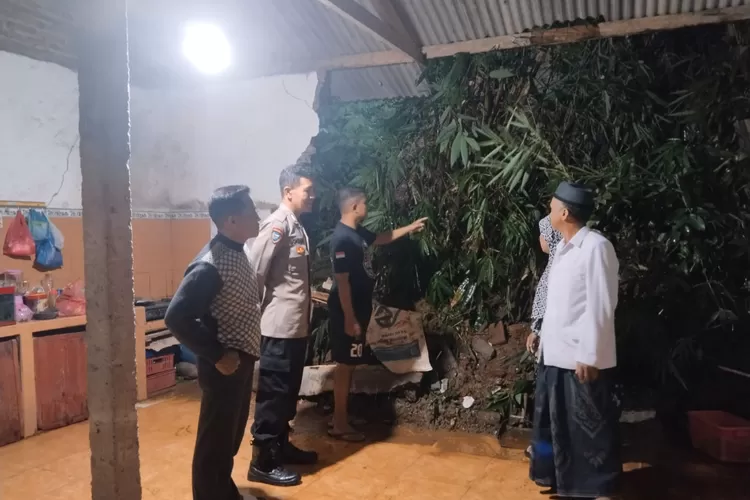 Kondisi rumah yang tertipa longsoran tanah di desa Blimbing Boja.  (dokumen)
