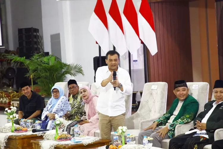 Gubernur Jateng Ahmad Luthfi di Pendapa Kabupaten Kendal. Luthfi serap aspirasi masyarakat dengan penuh canda-tawa.  (Humas Jateng)