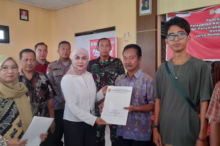 Penyerahan dokumen kependudukan warga terdampak banjir di Patebon oleh Bupati Kendal Dyah Kartika Permanasari.  (edi prayitno/kontributor kendal)