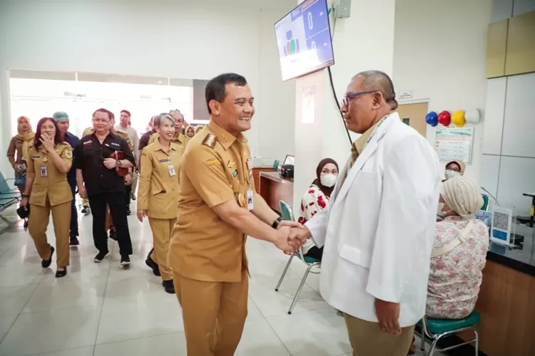 Gubernur Jateng Ahmad Luthfi saat mengunjungi RSUD Dr Moewardi. Luthfi dorong peningkatan layanan.  (Humas Jateng)