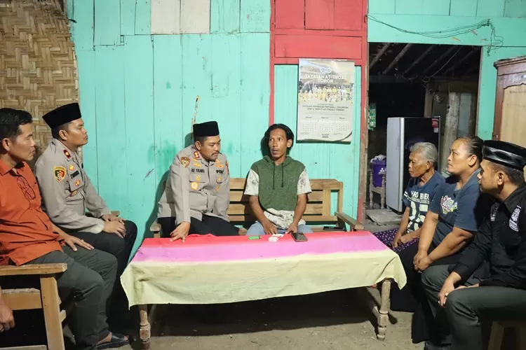 Polres Grobogan mendatangi rumah Kusyanto, pencari bekicot yang jadi korban salah tangkap polisi dan mendapatkan penganiayaan.  (Humas Polda)