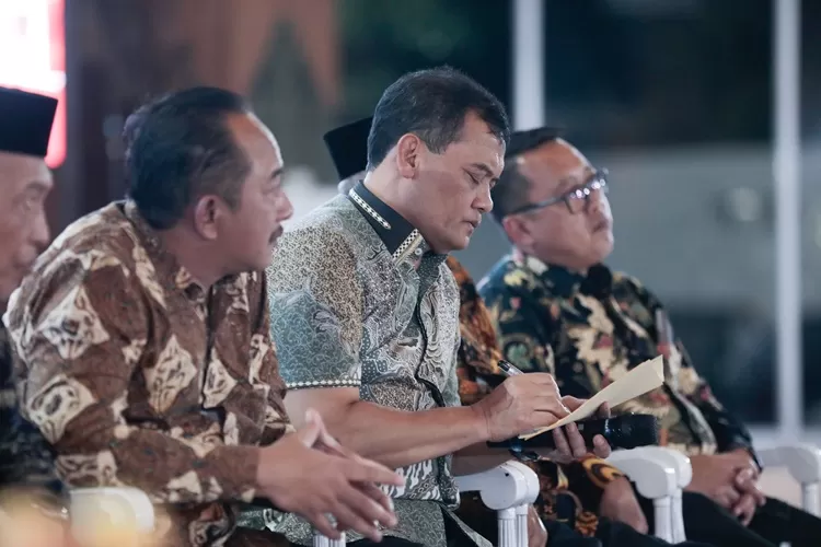 Gubernur Jateng Ahmad Luthfi saat ngobrol bareng dengan masyarakat di Karanganyar.  (Humas Jateng)