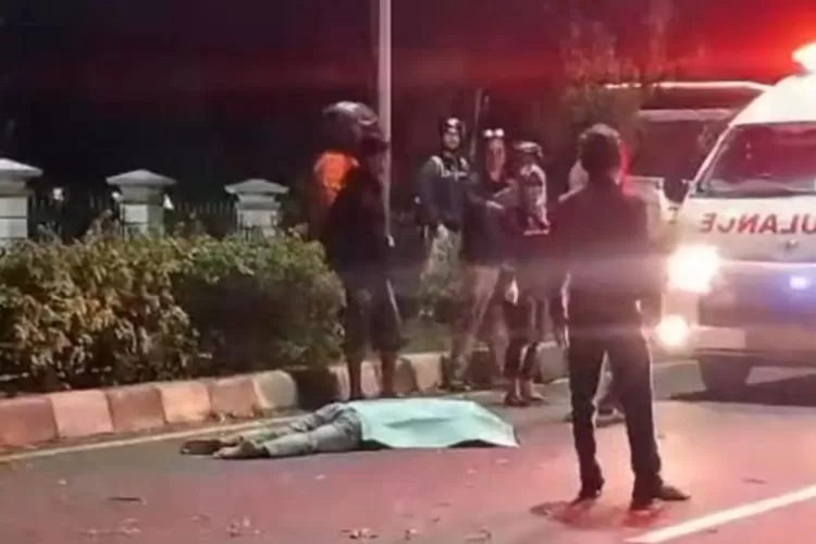 Pengendara motor meninggal dunia usai menabrak median jalan di Jalan Prof Hamka Semarang.  (Istimewa)