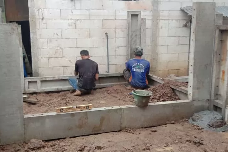 Salah satu rumah warga terdampak banjir dibangun kembali oleh Pemkab dengan model rumah unggul sistem panel instan (ruspin).  (dokumen)