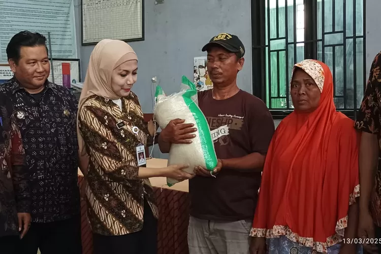 Bupati Kendal Dyah Kartika Permanasari secara simbolis menyerahkan bantuan beras kepada warga yang terdampak banjir Brangsong beberapa waktu lalu.  (edi prayitno/kontributor kendal)