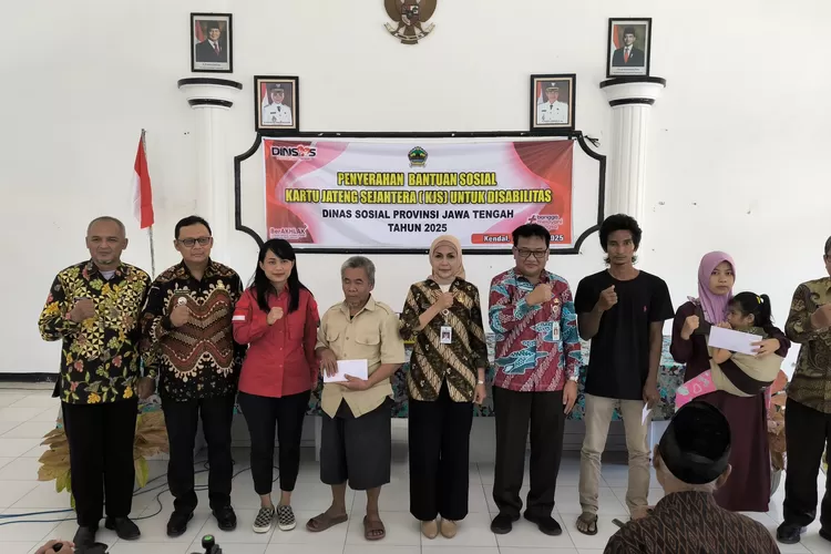 Bupati Kendal menyerahkan Kartu Jateng Sejahtera kepada warga miskin tidak produktif.  (edi prayitno/kontributor kendal)