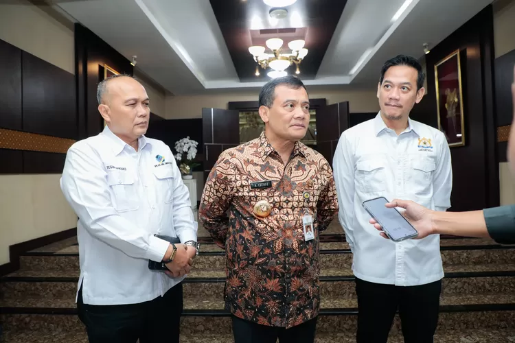 Gubernur Jateng Ahmad Luthfi saat menerima audiensi dari Kamar Dagang dan Industri (Kadin) Jateng dan ALFI di kantornya. Luthfi ingin memacu kualitas ekspor. (Humas Jateng)