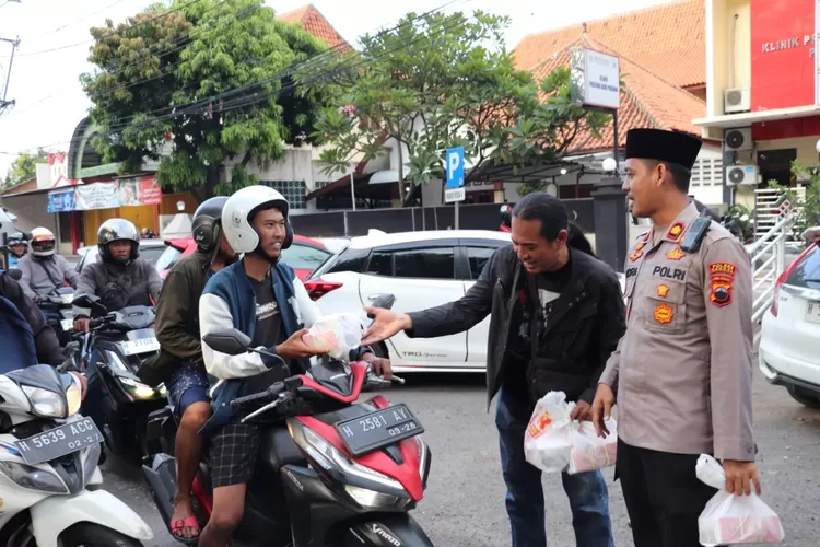 Wakapolres Kendal bersama Forum Wartawan Kendal (Forwaken) memberikan takjil kepada pengendara sepeda motor di &nbsp;depan Mapolres.  (edi prayitno/kontributor Kendal)