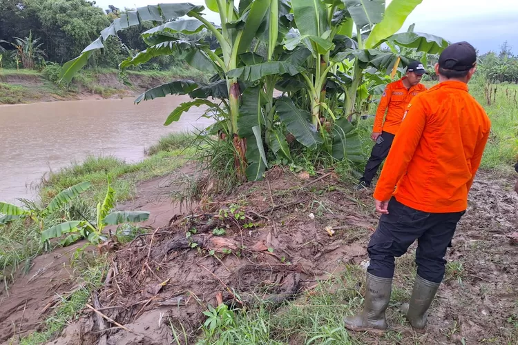 Tim SAR BPBD Kendal melakukan penyisiran di Sungai Bodri untuk mencari warga yang dilaporkan hilang.  (Dokumen)
