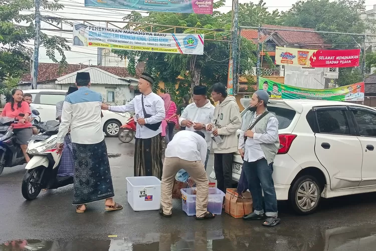 PD MES dan YPPEI Arrisalah saat membagikan takjil di sekitar alun-alun Kota Kendal.  (edi prayitno/kontributor kendal)