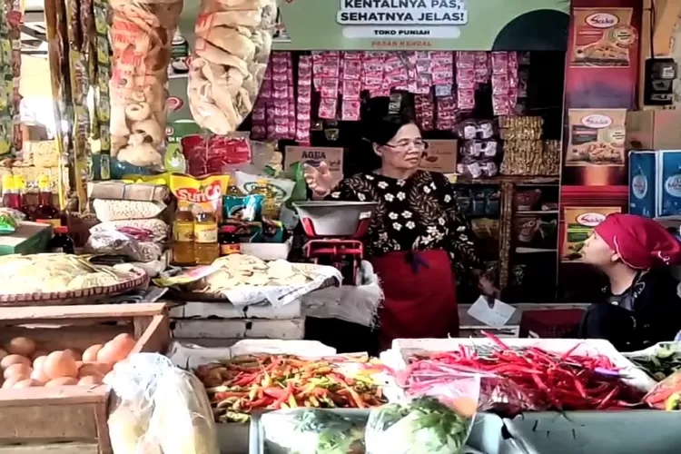 Pedagang sayuran di Pasar tradisional Kendal.  (edi prayitno/kontributor Kendal)
