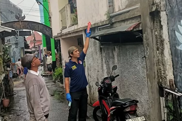 Lokasi lansia tewas tersengat listrik saat memperbaiki toren air di atap rumah di Semarang. (Polrestabes Semarang)