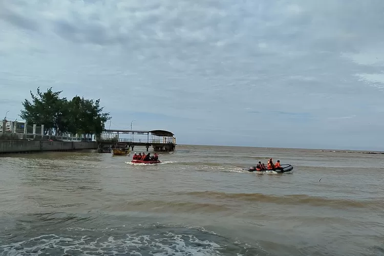Tim SAR gabungan saat pencarian warga Desa Cepokomulyo yang diduga hanyut di Sungai Bodri hingga Pelabuhan Kendal di Kaliwungu.  (edi prayitno/kontributor Kendal)