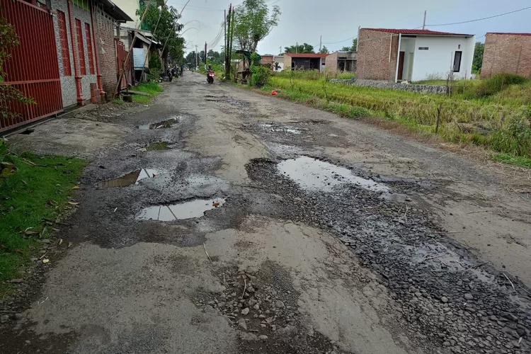 Kondisi jalan penghubung Ketapang-Sukodono di Kecamatan Kota Kendal yang rusak.  (edi prayitno/kontributor Kendal)