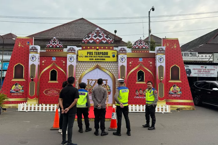 Kapolres mengecek pos pelayanan terpadu di Alun-alun Kendal. (edi prayitno/kontributor kendal)