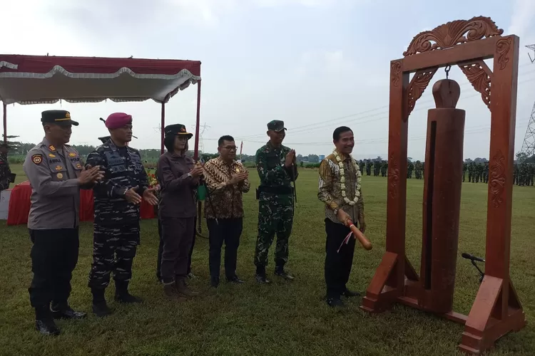 Wakil Bupati Kendal Benny Karnadi memukul kentongan tanda TMMD Sengkuyung Tahap 1 Kodim 0715 Kendal di Desa Sumberagung Weleri Ditutup.  (edi prayitno/kontributor Kendal)