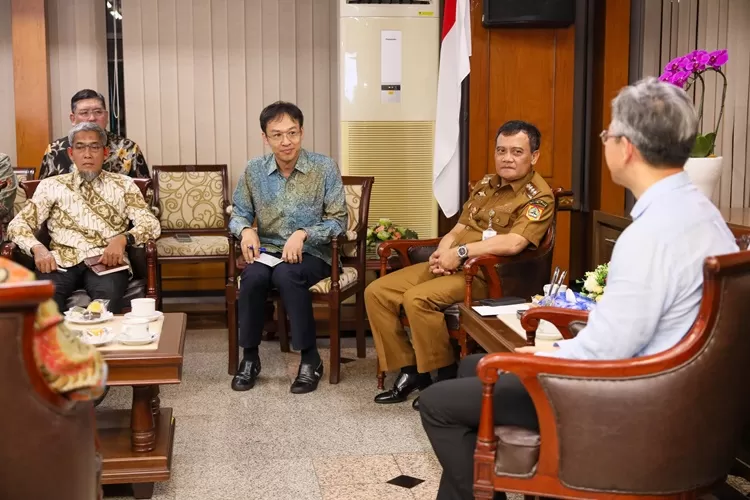 Gubernur Jateng Ahmad Luthfi saat menerima kunjungan Delegasi Courtesy Call Duta Besar Tiongkok. Luthfi tawarkan tiga proyek investasi.  (Humas Jateng)