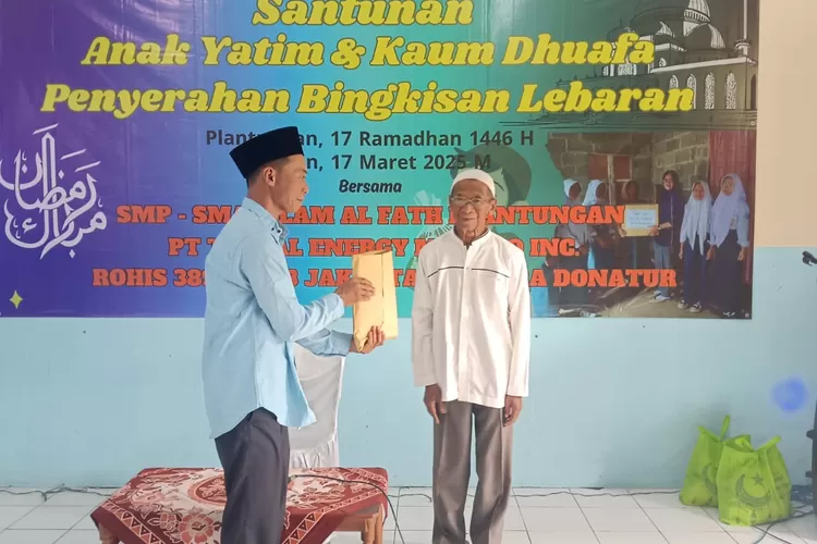 Pemberian santunan kepada anak yatim piatu dan kaum dhuafa di Plantungan.  (dokumen)