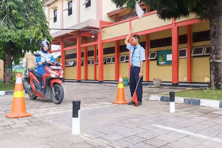 Praktek oleh Siswa FKS dalam pengajaran Safety Riding di area Safety Riding Labs