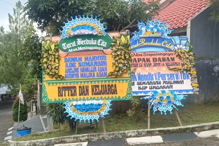 Karangan bunga di rumah korban kecelakaan bus rombongan umrah di Arab Saudi. Korban kebakaran bus itu adalah warga Semarang.  (Istimewa)