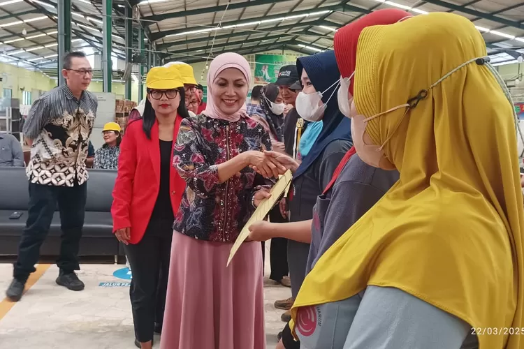 Bupati Kendal Dyah Kartika Permanasari menyerahkan BLT dari Dana Bagi Hasil Cukai Hasil Tembakau (DBHCHT) kepada karyawan PT Sari Tembakau Harum Cepiring, Kendal.  (edi prayitno/kontributor kendal)