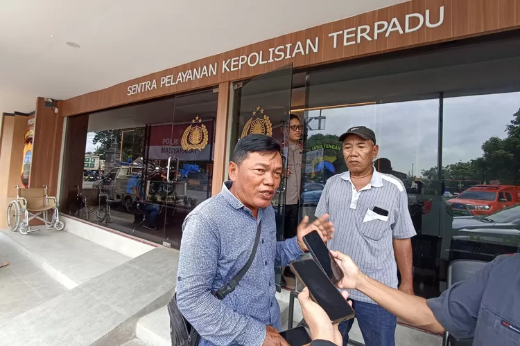 Korban penipuan bisnis bawang merah saat melapor di SPKT Polres Kendal, Senin 24 Maret 2025.  (edi prayitno/kontributor kendal)
