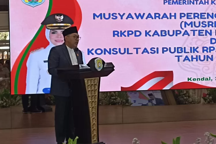 Ketua DPRD Kendal Mahfud Soqid saat paparkan pokok pikiran DPRD Kendal di Musrenbang.  (edi prayitno/kontributor kendal)