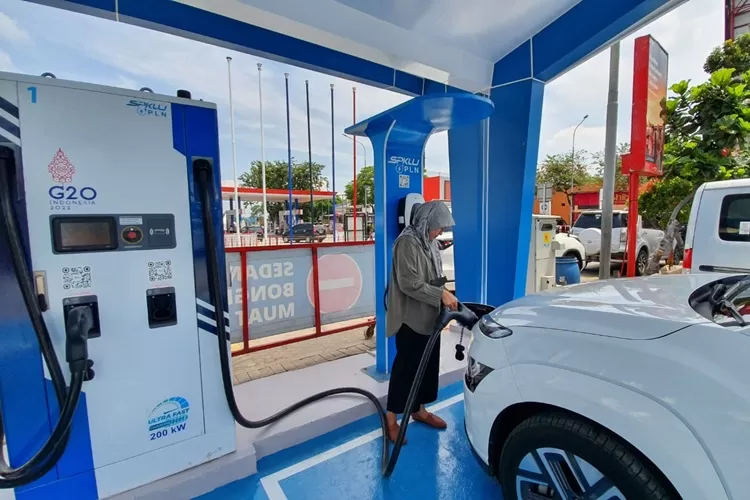 Tempat pengisian baterai mobil listrik atau SPKLU di sejumlah rest area Tol Trans Jawa. (web.pln.co.id)