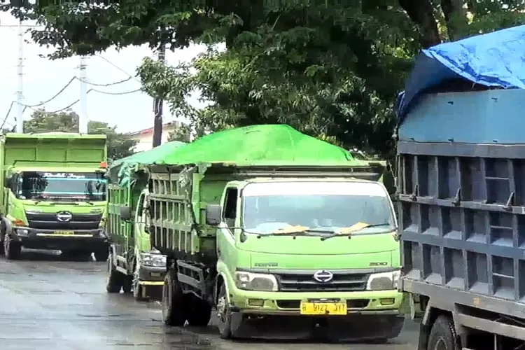 Deretan truk pengangkut tanah masih melintas di jalan pantura Kendal meski sudah ada larangan untuk melintas di musim mudik.  (edi prayitno/kontributor kendal)