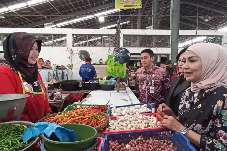 Bupati Kendal Dyah Kartika Permanasari didampingiKajari dan Dandim Kendal memantau harga kebutuhan pokok di Pasar Pagi Kaliwungu.  (edi prayitno/kontributror Kendal)