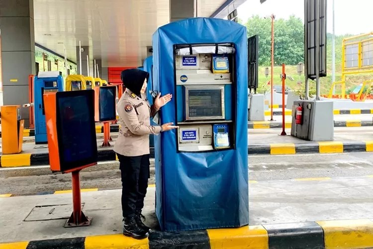 Polda Jateng mengimbau agar pemudik tidak mengisi saldo di gerbang saldo kartu tol agar tidak terjadi antrena panjang.  (Polda Jateng)