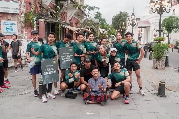 Komunitas Semarang Runner dan Kahf berkolaborasi menggelar NgabubuRun. Mereka tidak hanya sekadar berlari tetapi juga berbagi takjil.  (Kahf)