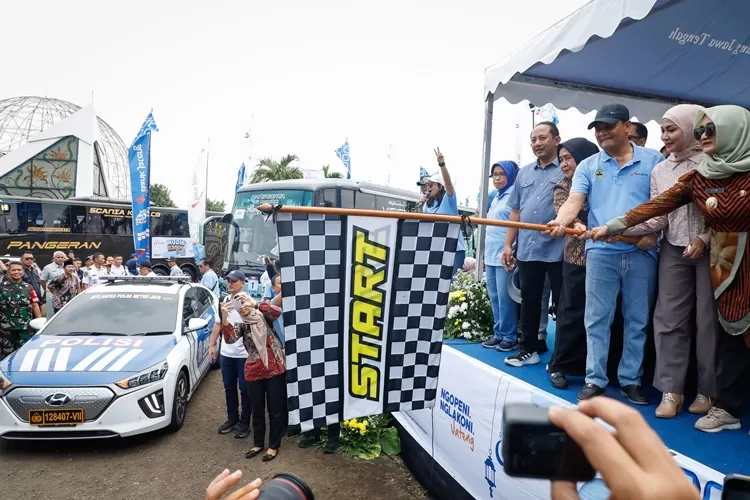 Gubernur Jateng Ahmad Luthfi saat melepas pemudik gratis di Jabodetabek.  (Humas Jateng)