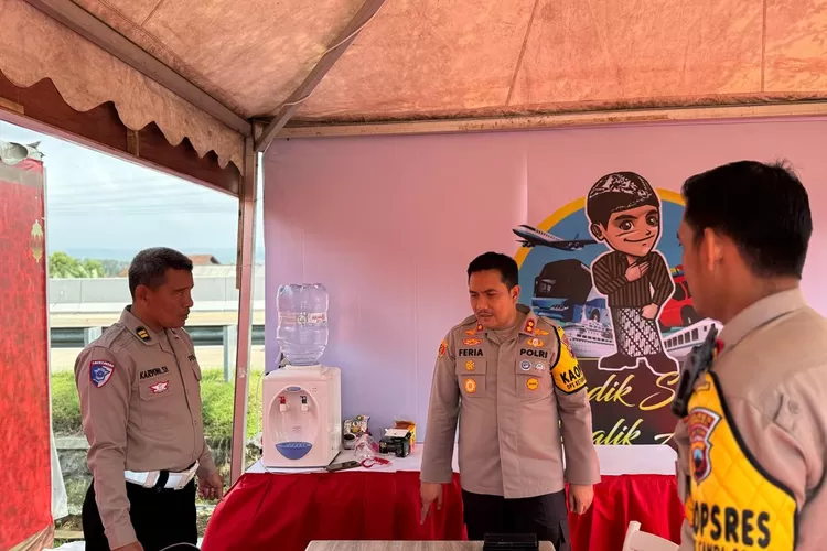Kapolres Kendal saat memantau di pos pelayanan rest area 391A Rowobranten.  (edi prayitno/kontributor kendal)