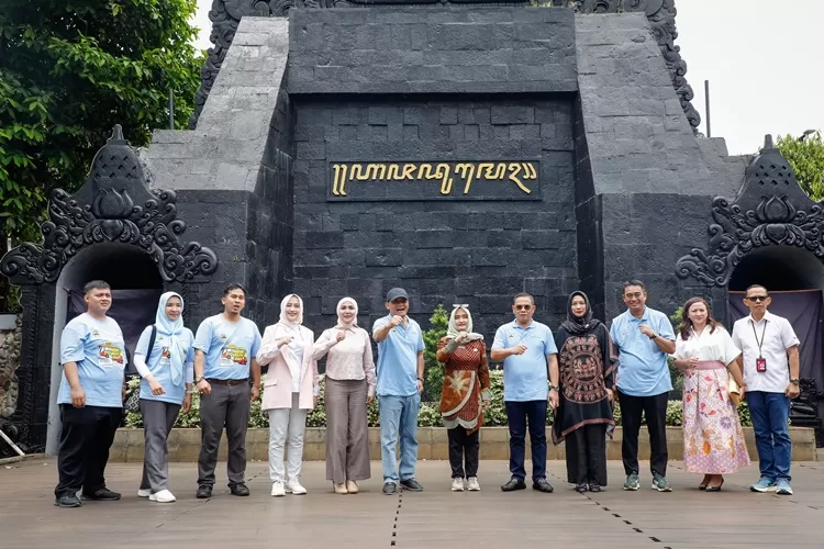 Gubernur Jateng Ahmad Luthfi saat meninjau Ajungan Jawa Tengah di TMII Jakarta.  (Humas Jateng)